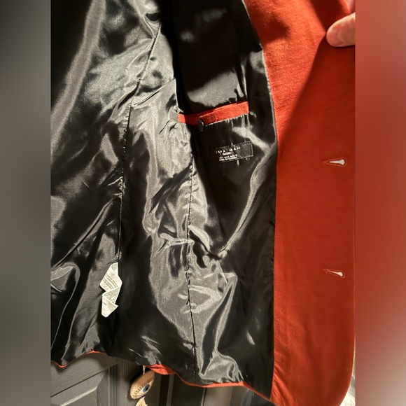 Zara men’s blazer says large 40 but fits like 38 jacket.  Tailored fit - Picture 3 of 6